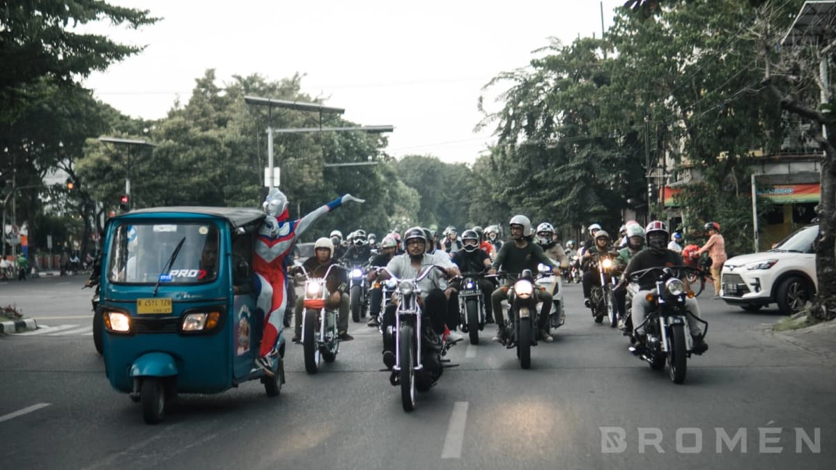 Sosok ‘Ultraman’ Akibatkan Lalu Lintas Surabaya Padat, Pimpin Riding Massal Hingga Bagi-bagi Takjil